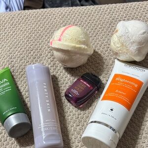 AHAVA Mineral Radiance Cleansing Gel in Green and Gray